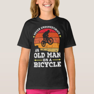 Onderschat nooit een oud Man op een fiets T-shirt