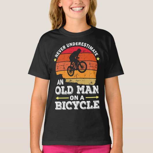 Onderschat nooit een oud Man op een fiets T-shirt (Voorkant)