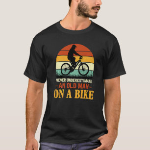 Onderschat nooit een oud Man op een fiets T-shirt