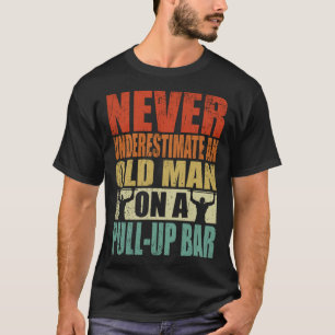 Onderschat nooit een oud Man op een pull up bar re T-shirt
