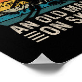 Onderschat nooit een oud Man op schamele kiïne Poster (Hoek)