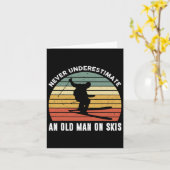 Onderschat nooit een oud Man op Skies Funny Ski Kaart (Gele Bloem)