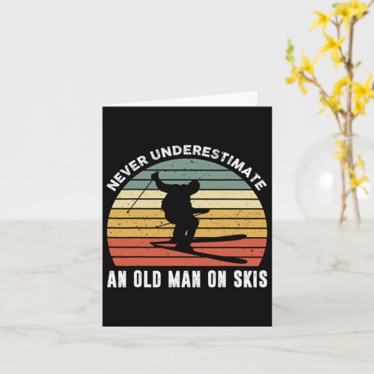 Onderschat nooit een oud Man op Skies Funny Ski Kaart (Gele Bloem)