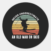 Onderschat nooit een oud Man op Skies Funny Ski Ronde Sticker (Voorkant)