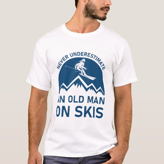 Onderschat nooit een oud Man op ski's T-shirt (Voorkant)