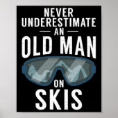 Onderschat nooit een oud Man op ski's wintersport Poster (Voorkant)