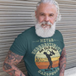 Onderschat nooit een oud Man - saxofone T-shirt<br><div class="desc">Dit -geïnspireerde shirt is voorzien van een mooie zonnefoto in warme, retrotonen die perfect is voor Music Lovers die graag Saxophone spelen! Het kan ook worden gegeven als cadeau aan je beste vriend of familielid die ook graag Sax speelt. Of je nu een muzikant bent of gewoon een goede grap...</div>