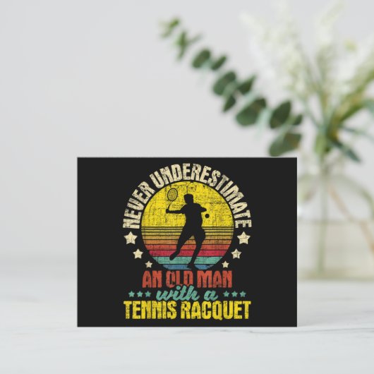 Onderschat nooit een oud Man - Tennis Racket SPO Feestdagenkaart (Staand voorkant)