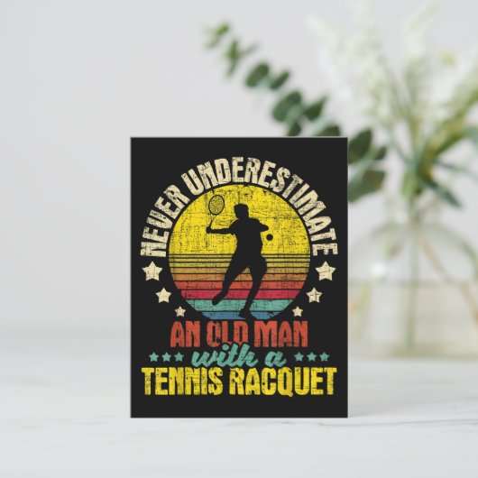 Onderschat nooit een oud Man - Tennis Racket SPO Informatiekaartje (Staand voorkant)