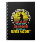 Onderschat nooit een oud Man - Tennis Racket SPO Notitieboek (Voorkant)