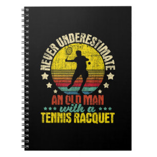 Onderschat nooit een oud Man - Tennis Racket SPO Notitieboek