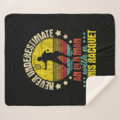 Onderschat nooit een oud Man - Tennis Racket SPO Sherpa Deken (Voorkant (horizontaal))