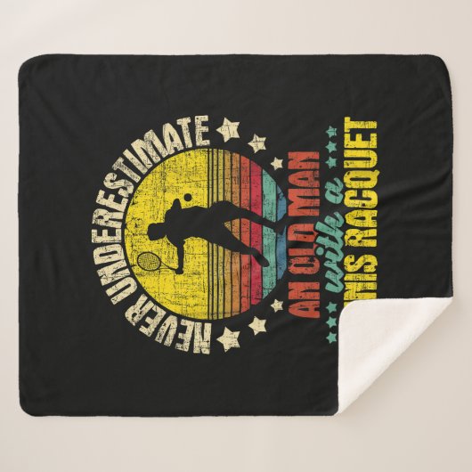 Onderschat nooit een oud Man - Tennis Racket SPO Sherpa Deken (Voorkant (horizontaal))