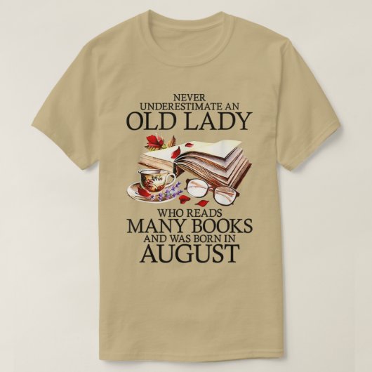 Onderschat nooit een oude August Lady die M leest T-shirt (Design voorkant)