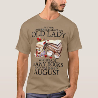 Onderschat nooit een oude August Lady die M leest T-shirt