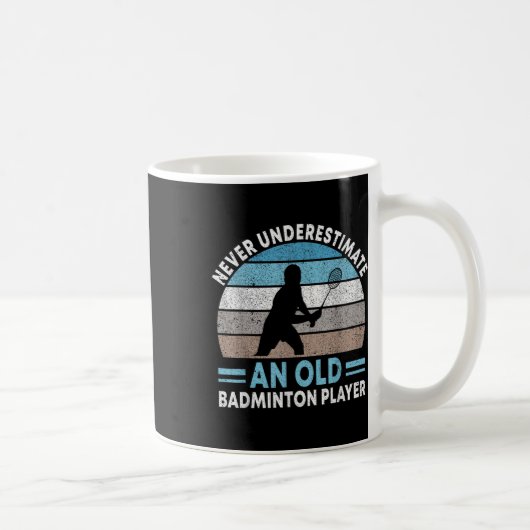 Onderschat nooit een oude badmintonspeler shuttle koffiemok (Rechts)
