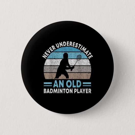 Onderschat nooit een oude badmintonspeler shuttle ronde button 5,7 cm (Voorkant)