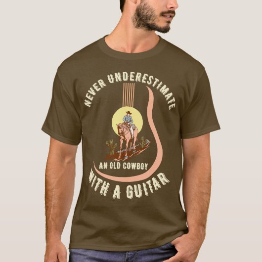 Onderschat nooit een oude cowboy met een gitaar. t-shirt (Voorkant)