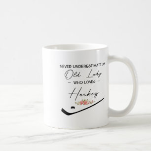 Onderschat nooit een oude dame die van hockey houd koffiemok