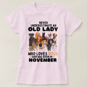 Onderschat nooit een oude dame die van Honden houd T-shirt