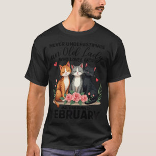 Onderschat nooit een oude dame die van katten houd t-shirt