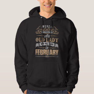 Onderschat nooit een oude dame die van kattenhuis hoodie