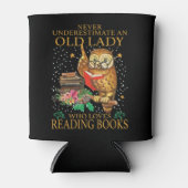 Onderschat nooit een oude dame die van lezen houdt blikjeskoeler (Voorkant)