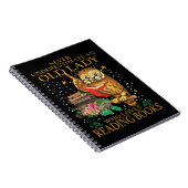 Onderschat nooit een oude dame die van lezen houdt notitieboek (Rechterzijde)