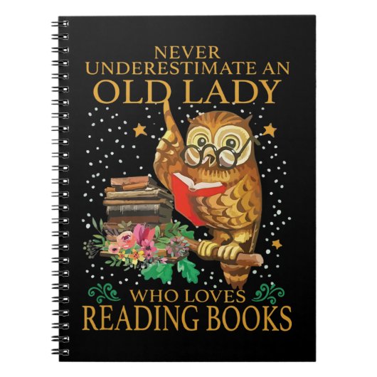 Onderschat nooit een oude dame die van lezen houdt notitieboek (Voorkant)