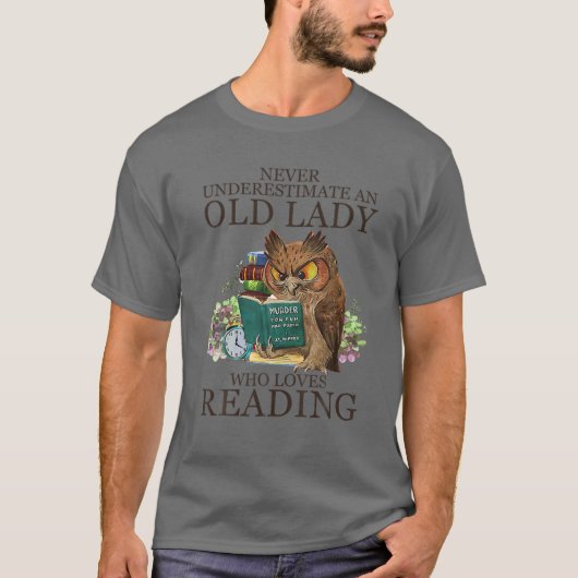 Onderschat nooit een oude dame die van lezen houdt t-shirt (Voorkant)