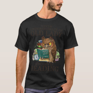 Onderschat nooit een oude dame die van lezen houdt t-shirt