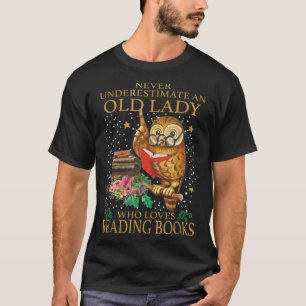 Onderschat nooit een oude dame die van lezen houdt t-shirt