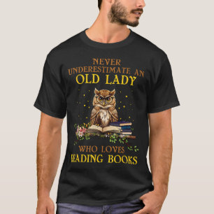 Onderschat nooit een oude dame die van lezen houdt t-shirt