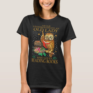 Onderschat nooit een oude dame die van lezen houdt t-shirt