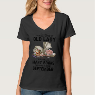 Onderschat nooit een oude dame die veel boe leest t-shirt