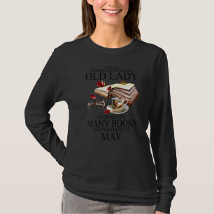 Onderschat nooit een oude dame die veel boe leest t-shirt