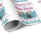 Onderschat nooit een oude dame met een camera cadeaupapier (Rol Hoek)