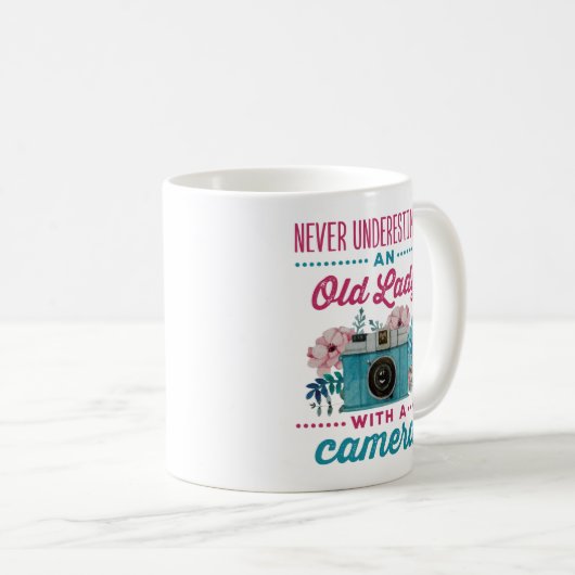 Onderschat nooit een oude dame met een camera koffiemok (Voorkant rechts)