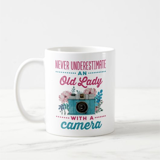 Onderschat nooit een oude dame met een camera koffiemok (Links)
