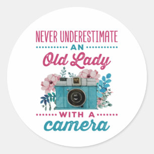 Onderschat nooit een oude dame met een camera ronde sticker