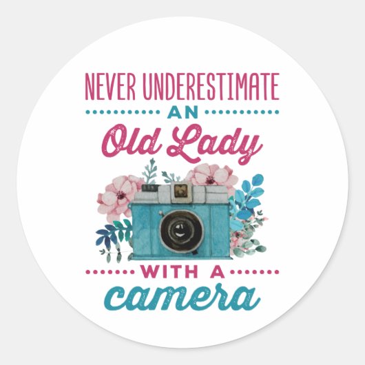 Onderschat nooit een oude dame met een camera ronde sticker (Voorkant)