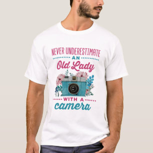 Onderschat nooit een oude dame met een camera t-shirt