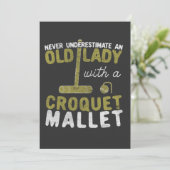 Onderschat nooit een oude dame met een croquet kaart (Staand voorkant)