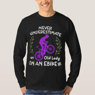 Onderschat nooit een Oude Dame op een Ebike Grappi T-shirt