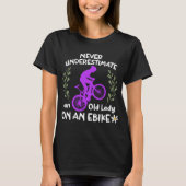 Onderschat nooit een Oude Dame op een Ebike Grappi T-shirt (Voorkant)