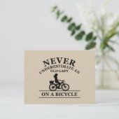 Onderschat nooit een oude dame op een fiets feestdagenkaart (Staand voorkant)