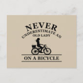 Onderschat nooit een oude dame op een fiets feestdagenkaart (Voorkant)