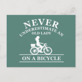 Onderschat nooit een oude dame op een fiets feestdagenkaart (Voorkant)