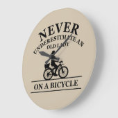 Onderschat nooit een oude dame op een fiets grote klok (Hoek)