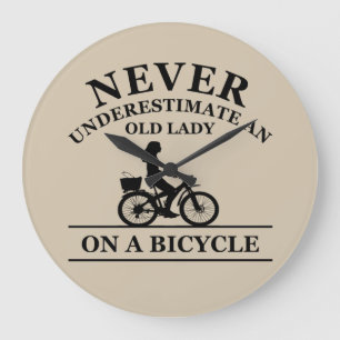 Onderschat nooit een oude dame op een fiets grote klok